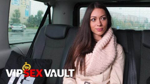 FUCKEDINTRAFFIC – Brunette Beauty Arwen Gold Squirts Hard In The Backseat – VIPSEXVAULT