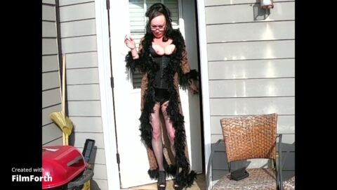 Meet the sexy and funny Milf next door