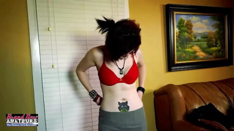 Marci Spreads Her Light Skin Legs & Lets That Guy To Vibe Her Cunt!