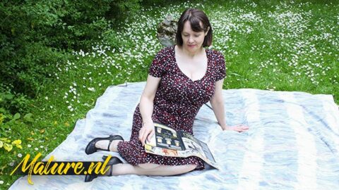 Perfect Natural Tits Housewife Tigger Gets Banged Outside By The Gardener