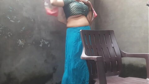 Big milky boobs Bhabhi showing in time bathing
