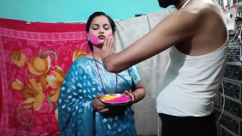 If Desi Bhabhi’s husband did not come home in Holi, then Holi was celebrated with brother-in-law, so brother-in-law sister-in-law.