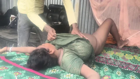Pados ki bhabhi ko bed per chudai ki